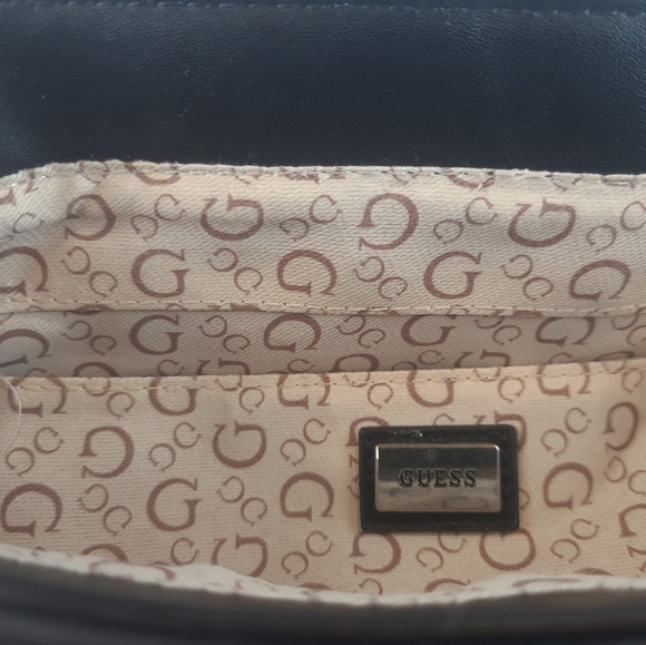 Stylish Guess Cedar Quilted Bag - Trendy and Versatile! - Picture 7 of 7